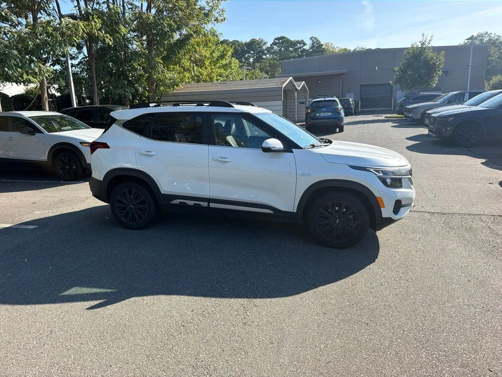 Used 2023 Snow White Pearl Kia Nightfall image 5