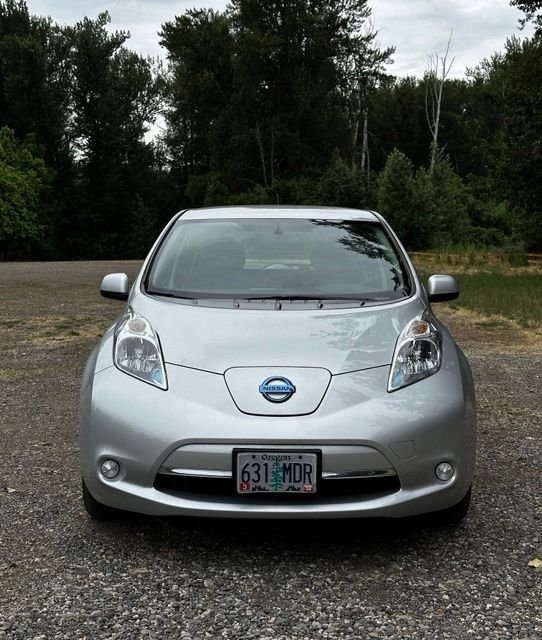 Used 2017 Brilliant Silver Nissan S image 3