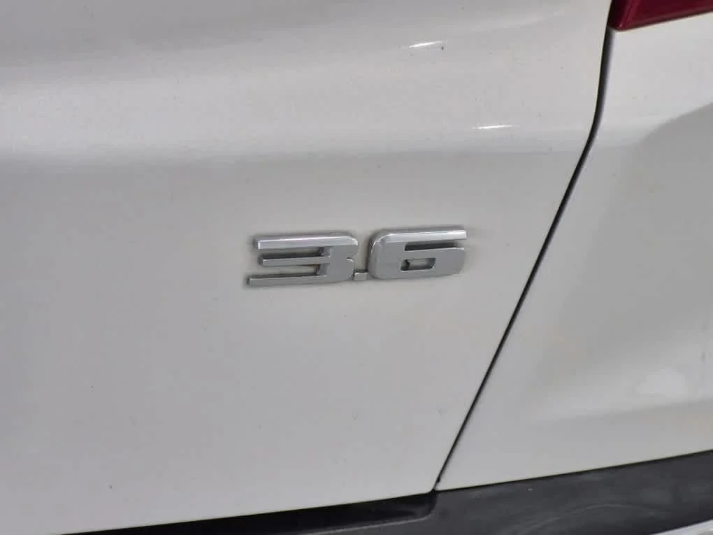 Used 2018 Crystal White Tricoat Cadillac FWD image 23
