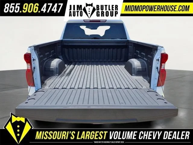 New 2026 Summit White Chevrolet WT image 4