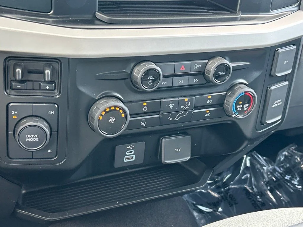 Used 2025 Oxford White Ford XLT image 33