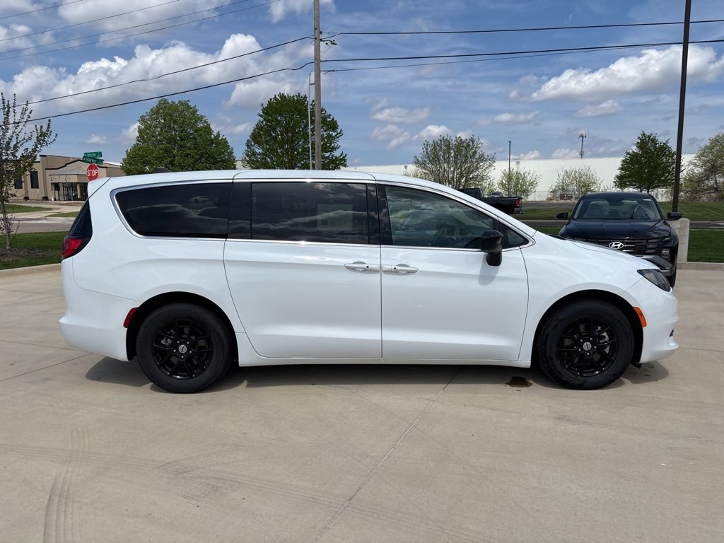 2024 Chrysler Voyager LX - Photo 6