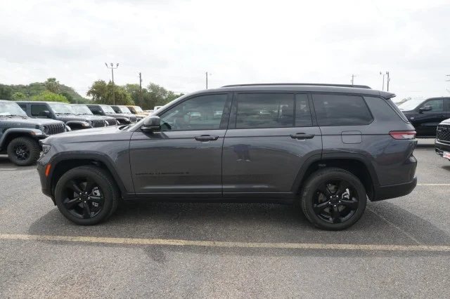 Used 2025  Jeep Laredo X image 11