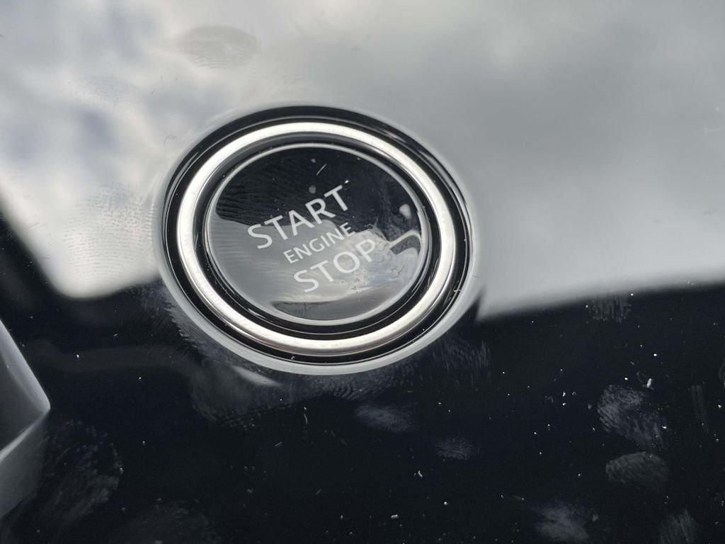 New 2026 Fuji White Land Rover Dynamic SE image 40