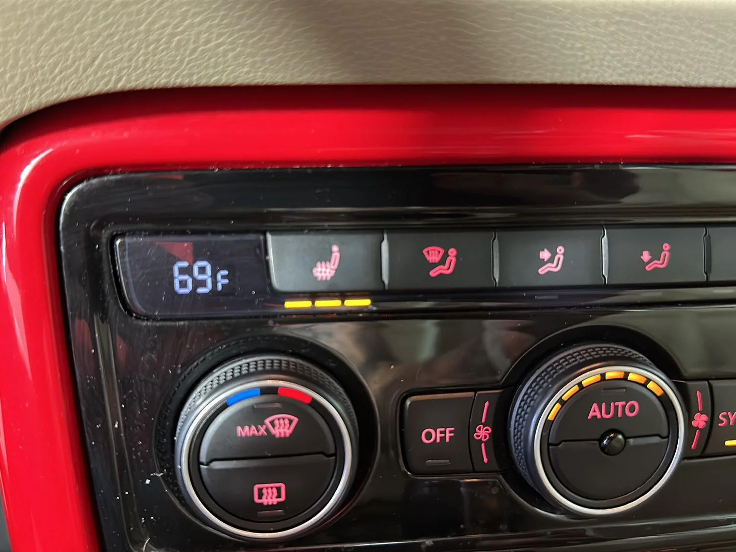 Used 2019 Tornado Red Volkswagen SE image 18