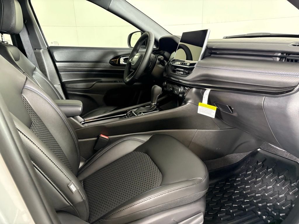 New 2026 Silver Zynith Metallic Clearcoat Jeep Latitude image 14