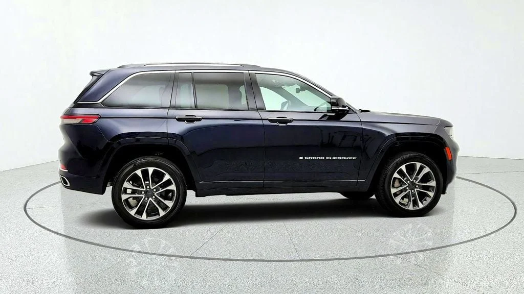Used 2023 Midnight Sky Jeep Overland 4x4 w/ Luxury Tech & Advanced ProTech Groups image 4