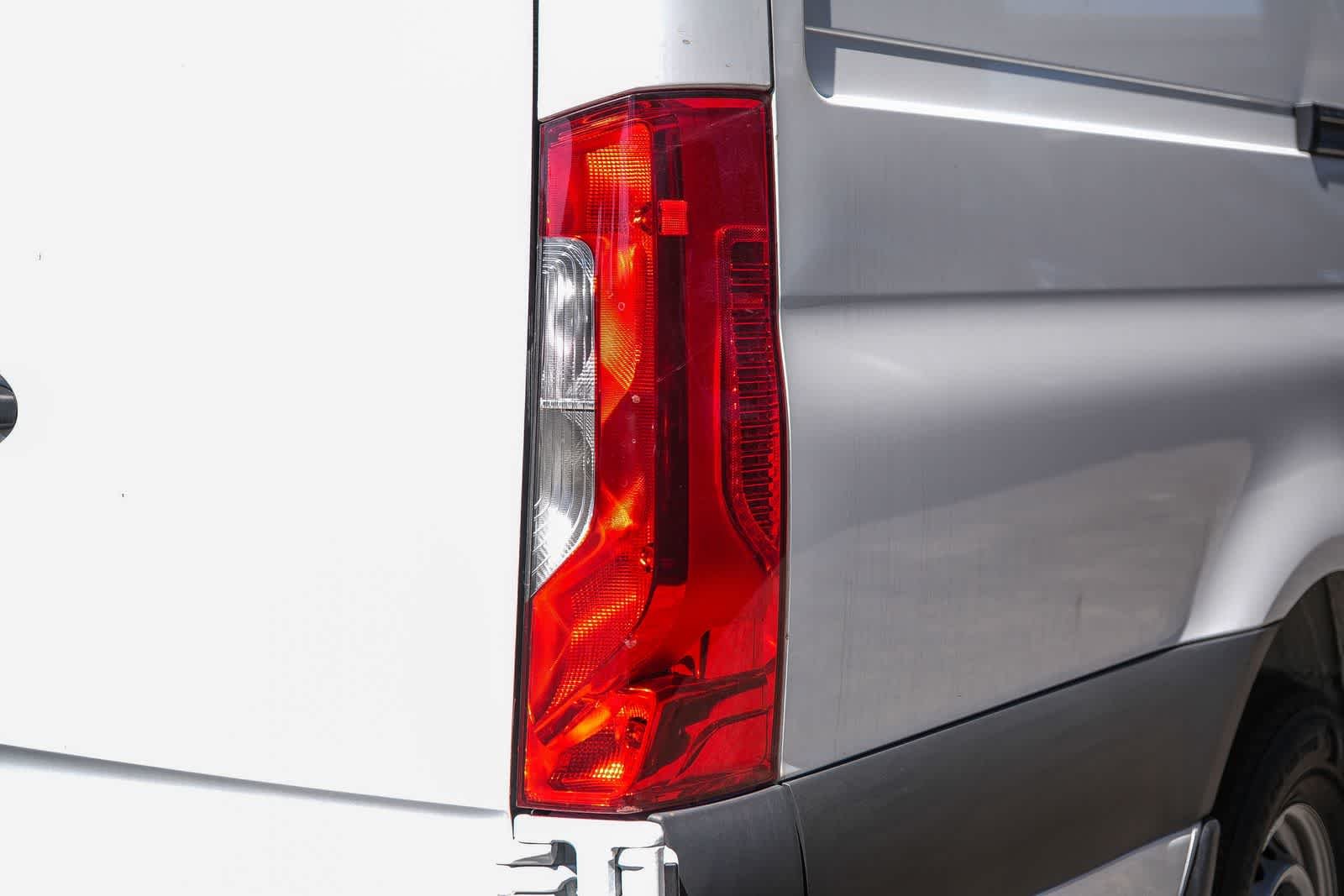 New 2025 Arctic+White Mercedes-Benz Cargo 170WB High Roof 113kW Battery RWD HO Motor image 46