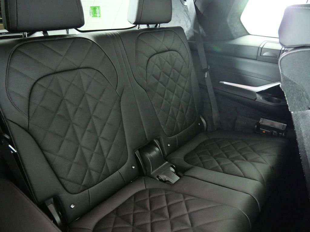 Used 2026 Dravit Grey Metallic BMW xDrive40i image 29