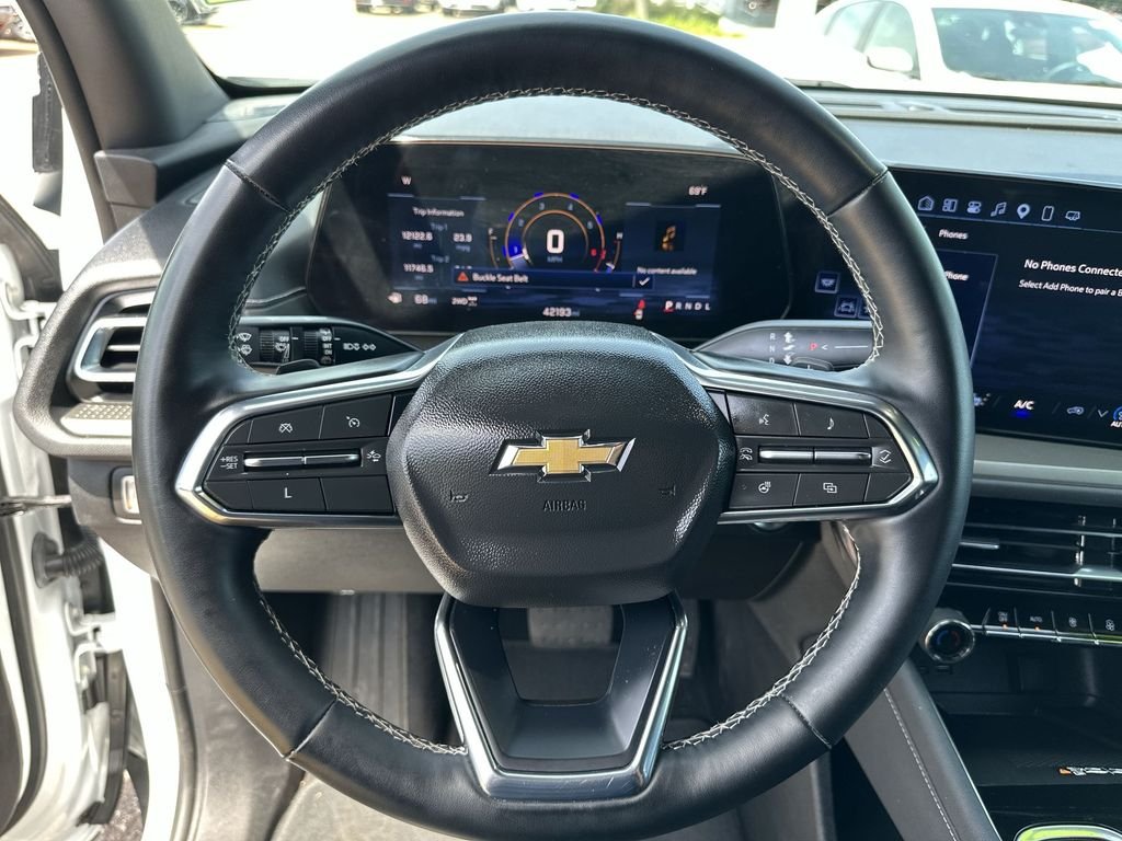 Used 2025 Summit White Chevrolet LT image 22