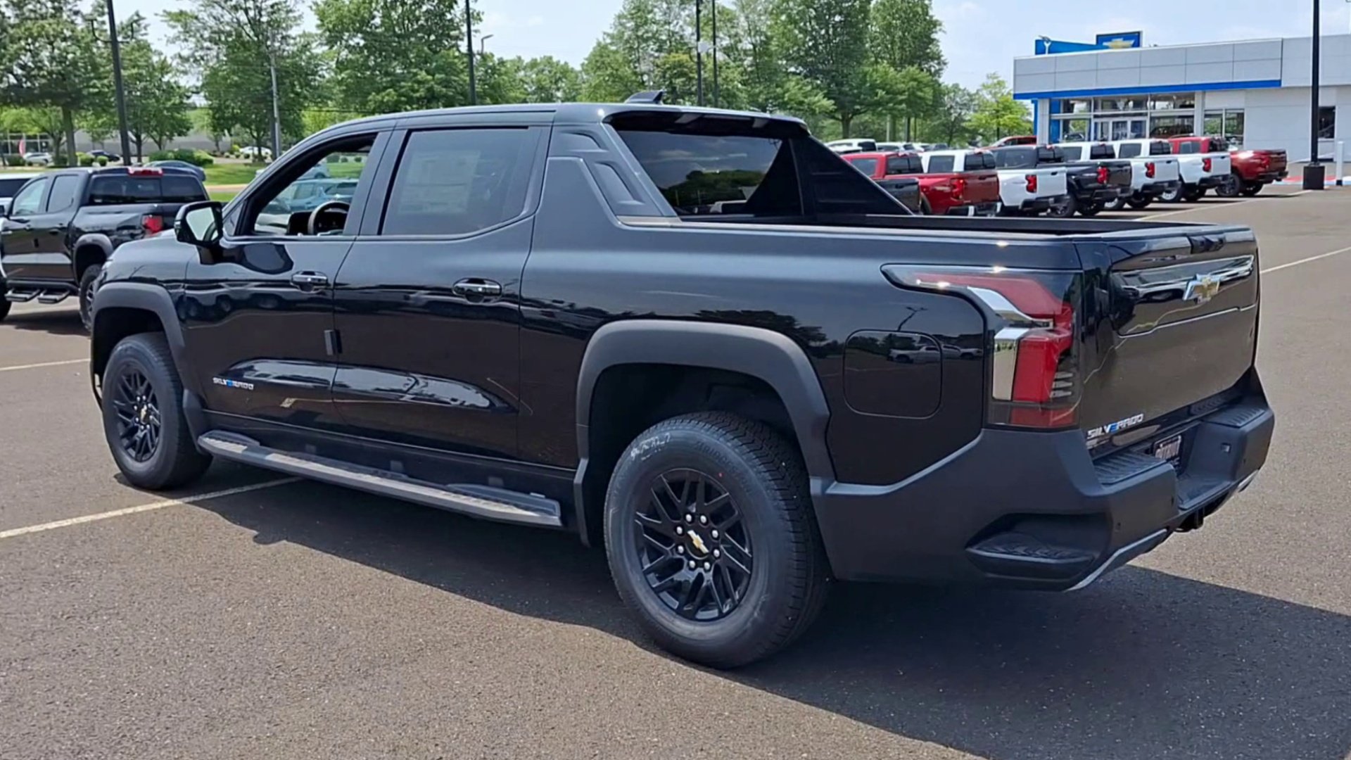 2025 Chevrolet Silverado EV LT - Photo 25