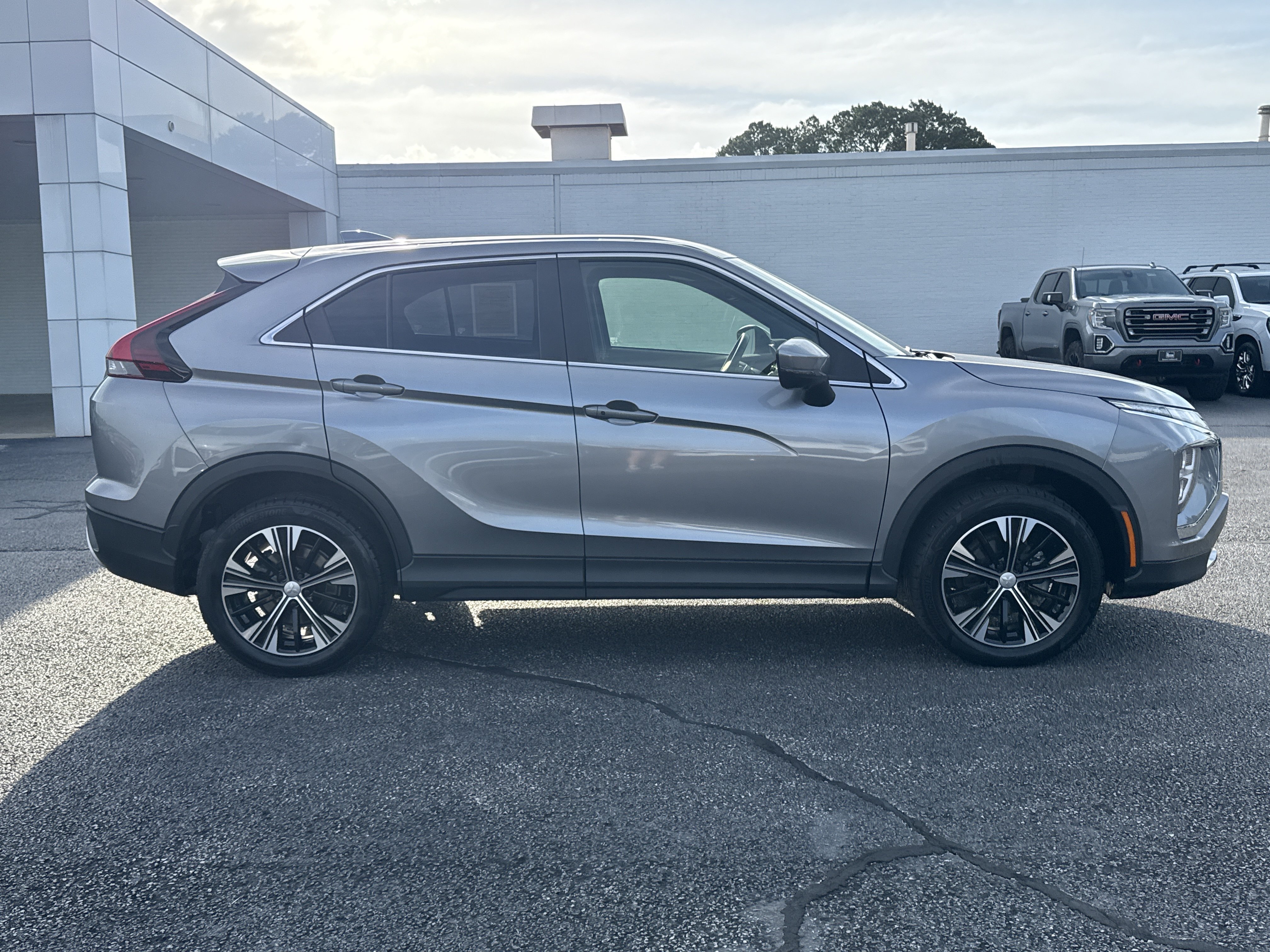 Used 2022  Mitsubishi SE image 2