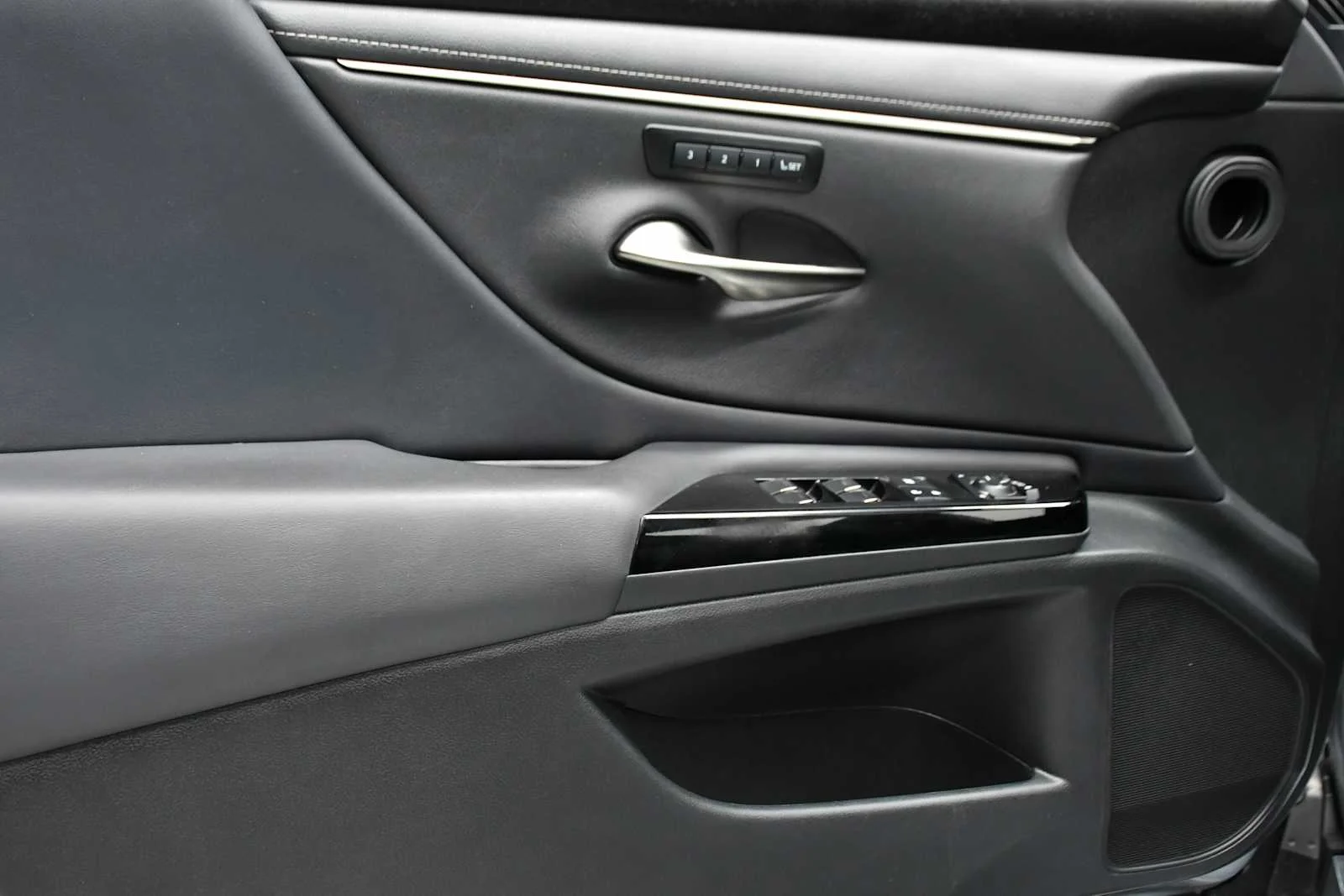 Certified Used 2022 IRIDIUM Lexus  image 14
