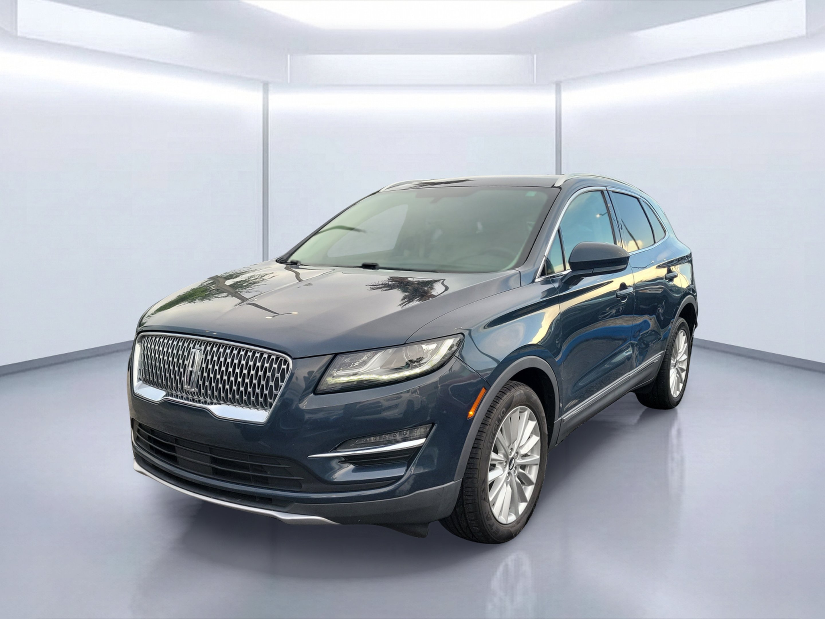 Used 2019 Sea Green Lincoln Standard image 2