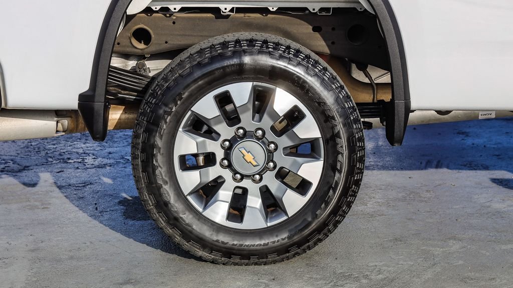 Used 2025 Summit White Chevrolet Custom image 12
