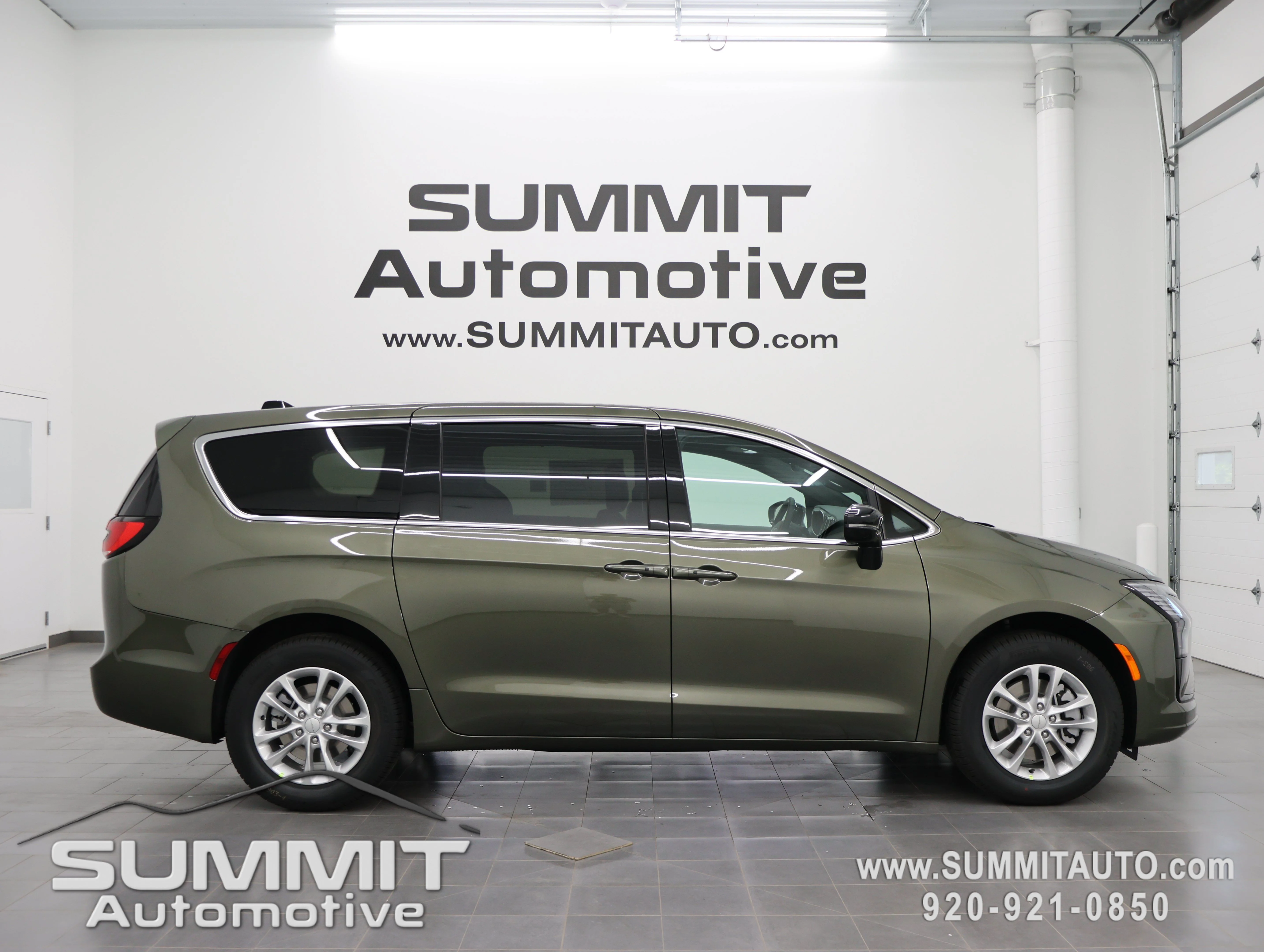 New 2027 Olive Green Pearl-Coat Exterior Paint Chrysler Select image 1