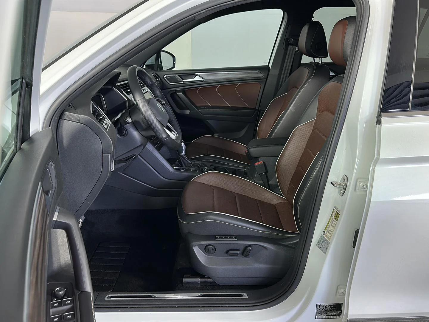 Used 2022 Oryx White Pearl Volkswagen SEL R-Line image 7