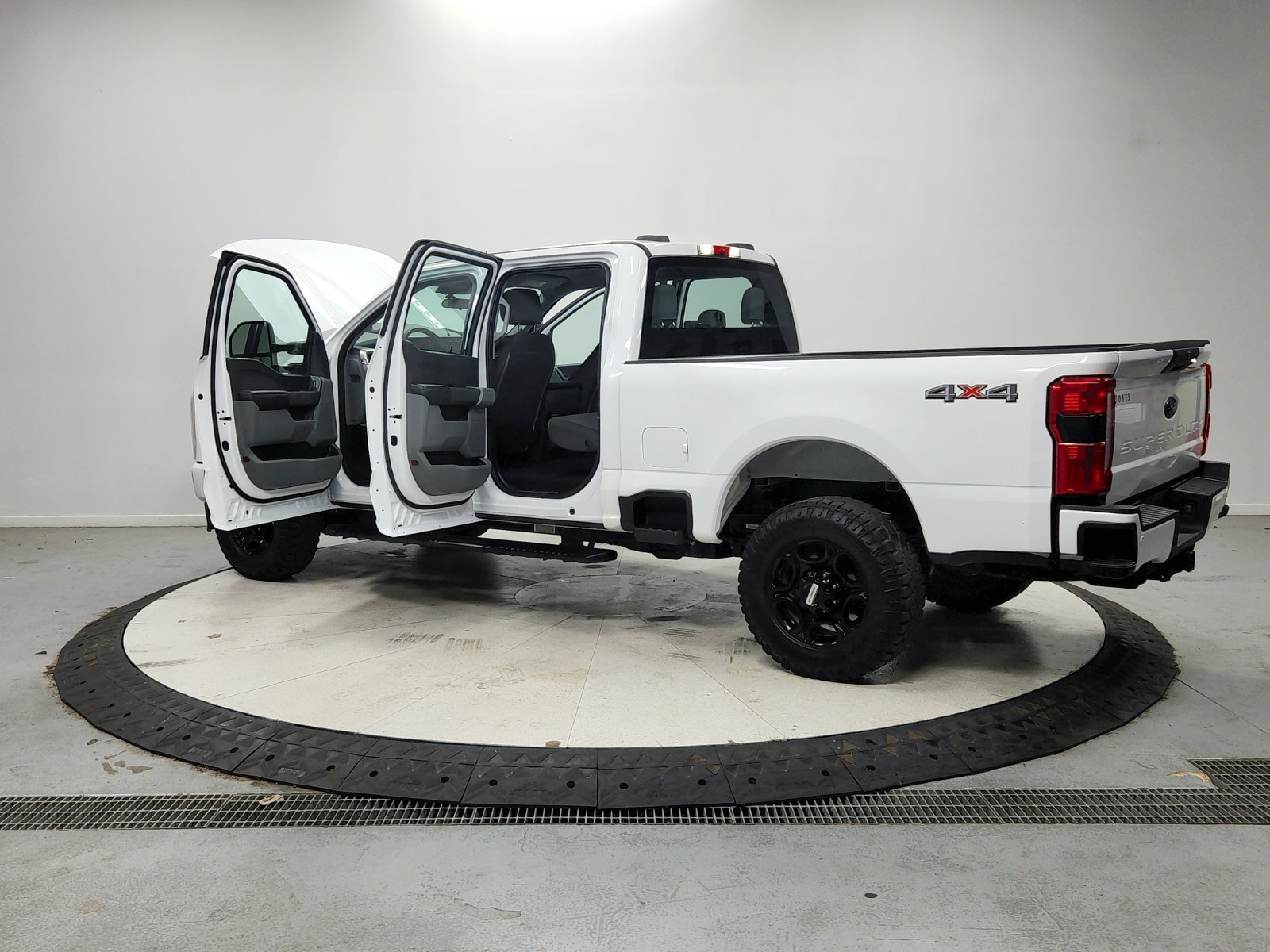 Used 2023 Oxford White Ford XL image 14