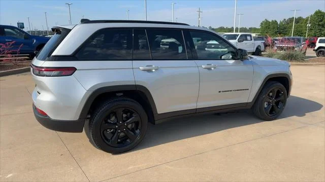 New 2025 Silver Zynith Exterior Paint Jeep Limited image 21
