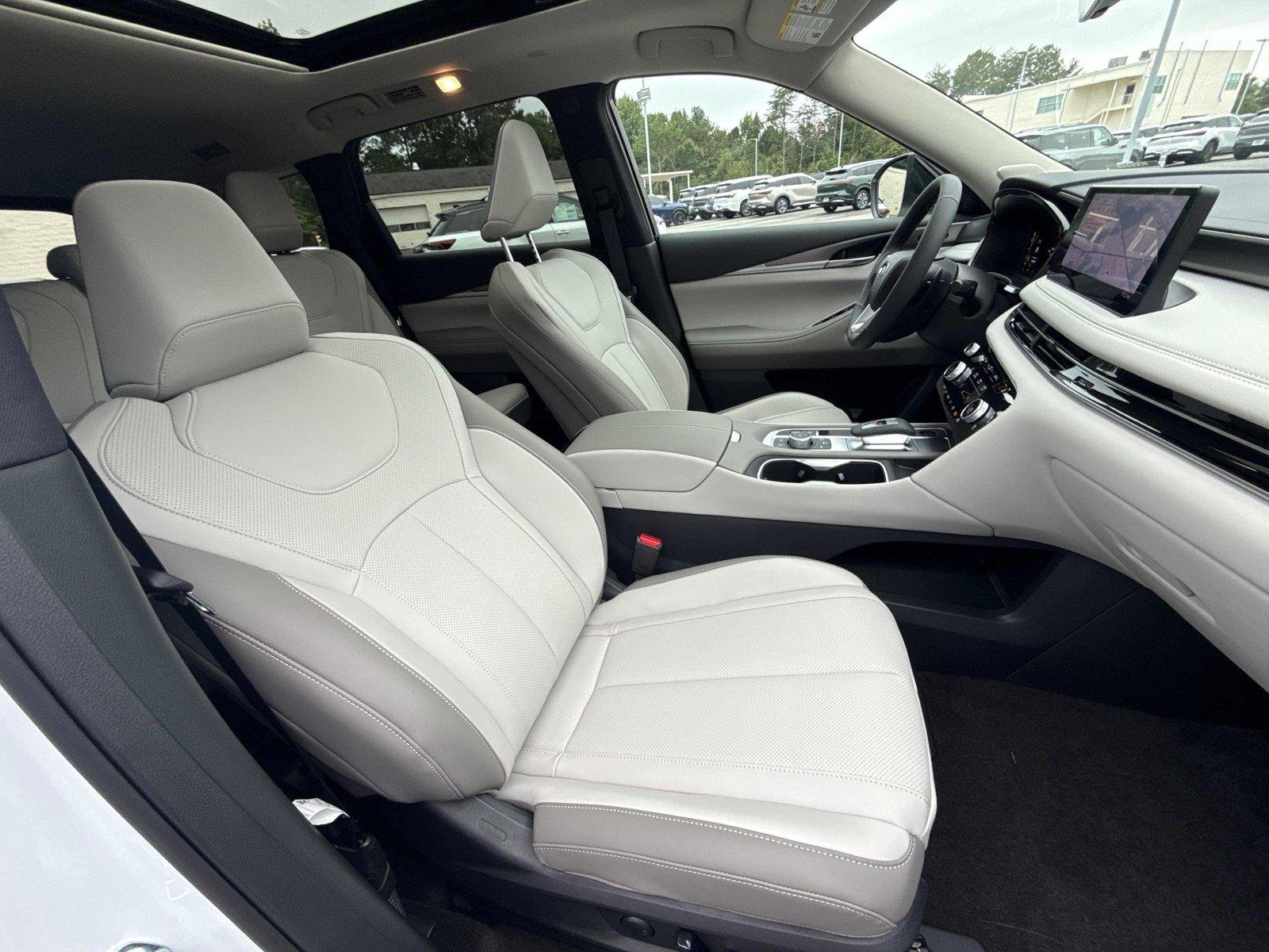 New 2027 RADIANT WHITE INFINITI Luxe FWD image 27
