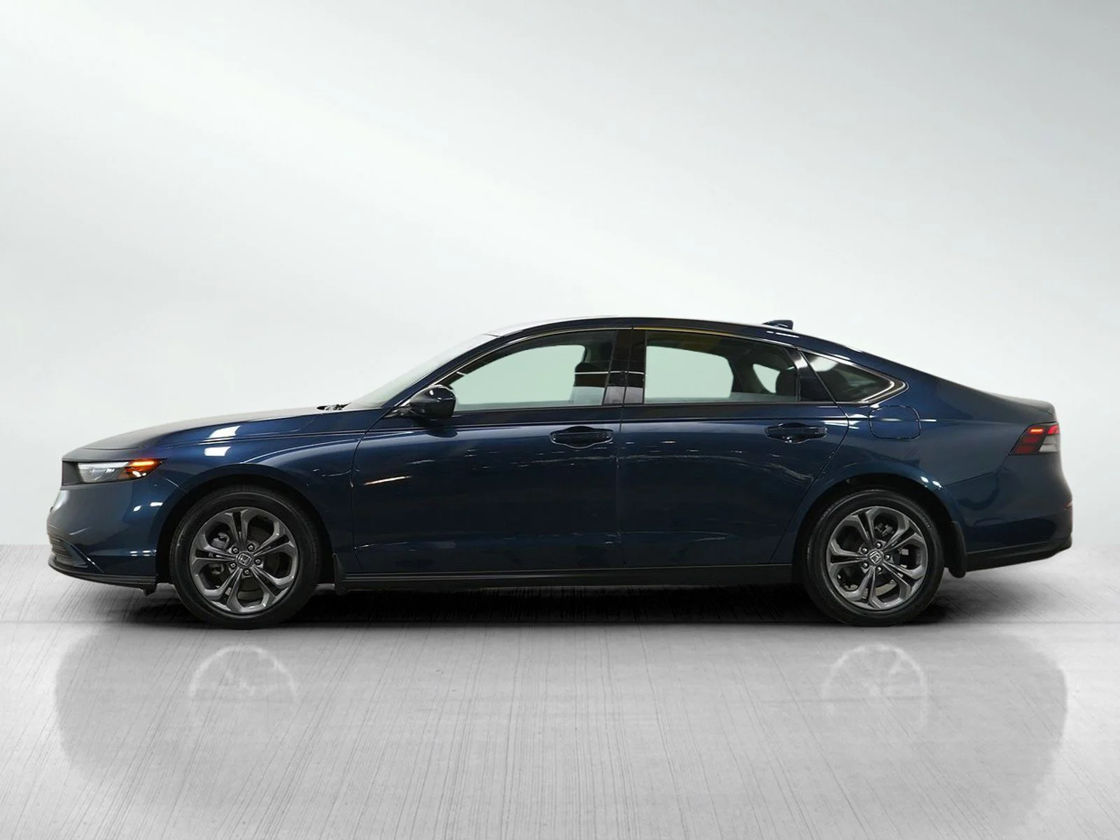 Used 2024 Honda Accord EX with VIN 1HGCY1F32RA053126 for sale in Burnsville, Minnesota