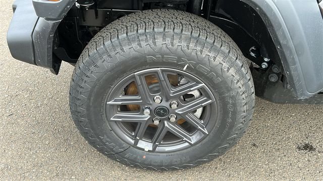 New 2026 Granite Crystal Metallic Clear-Coat Exterior Paint Jeep Sport S image 5