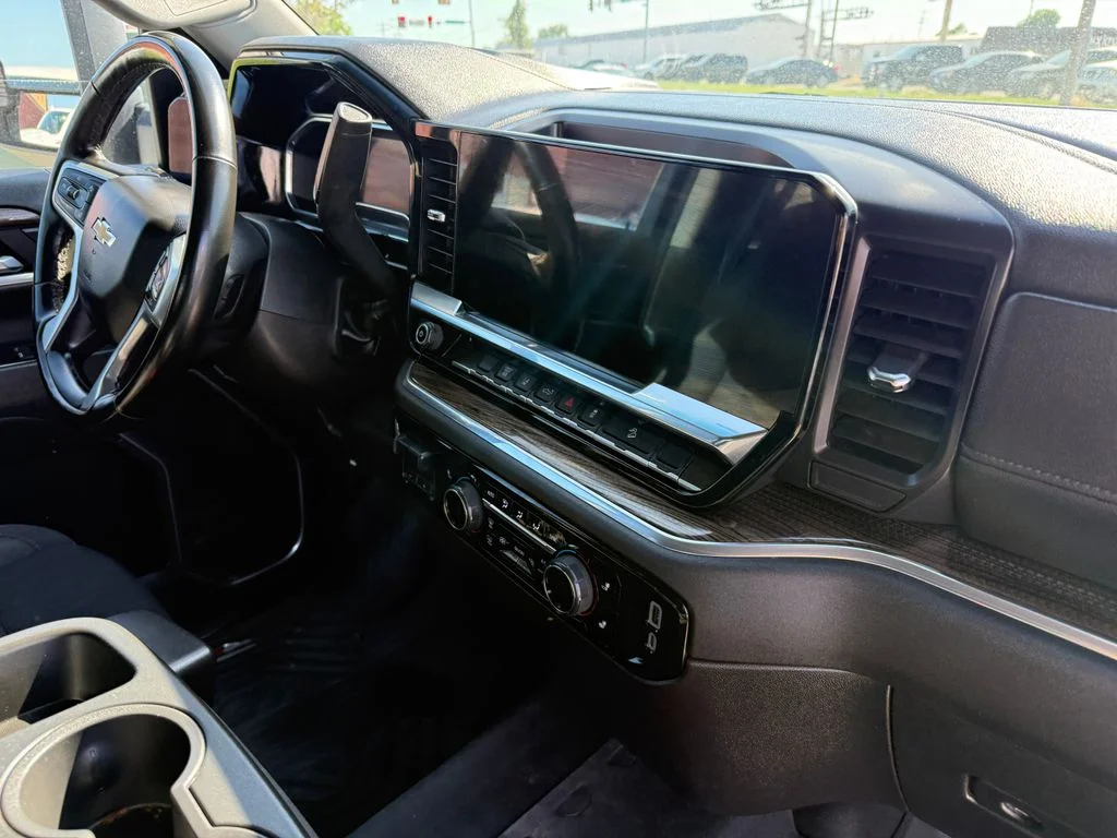 Used 2025 White Chevrolet LT image 4