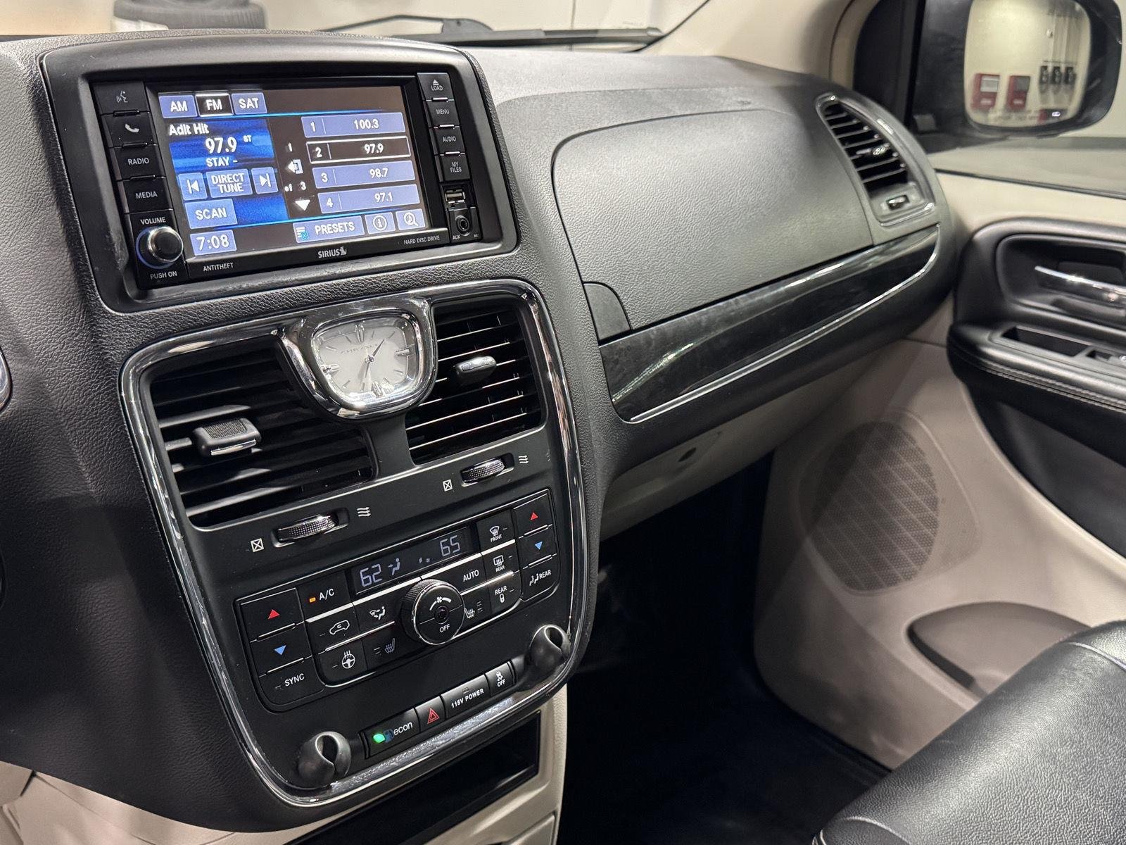 2016 Chrysler Town & Country Touring - Photo 25