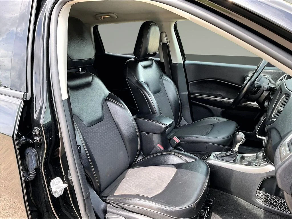 Used 2018 Black Jeep Latitude image 33