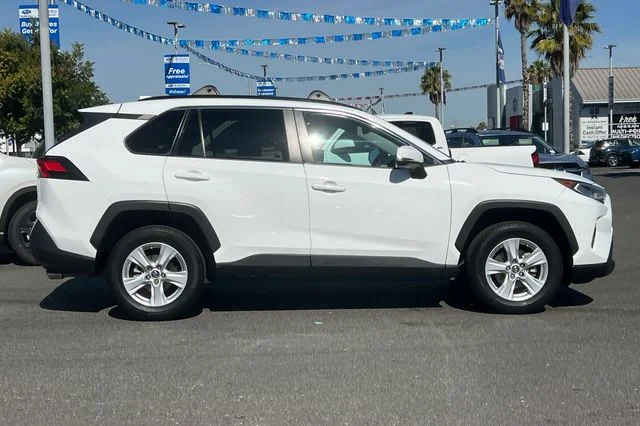 Used 2019 White Toyota XLE image 3