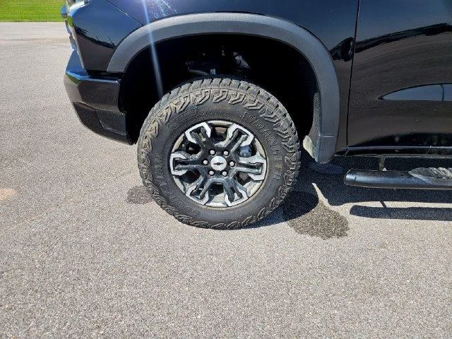 Used 2025 Black Chevrolet ZR2 image 27