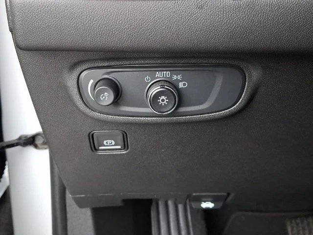 Used 2024 White GMC SLE image 25