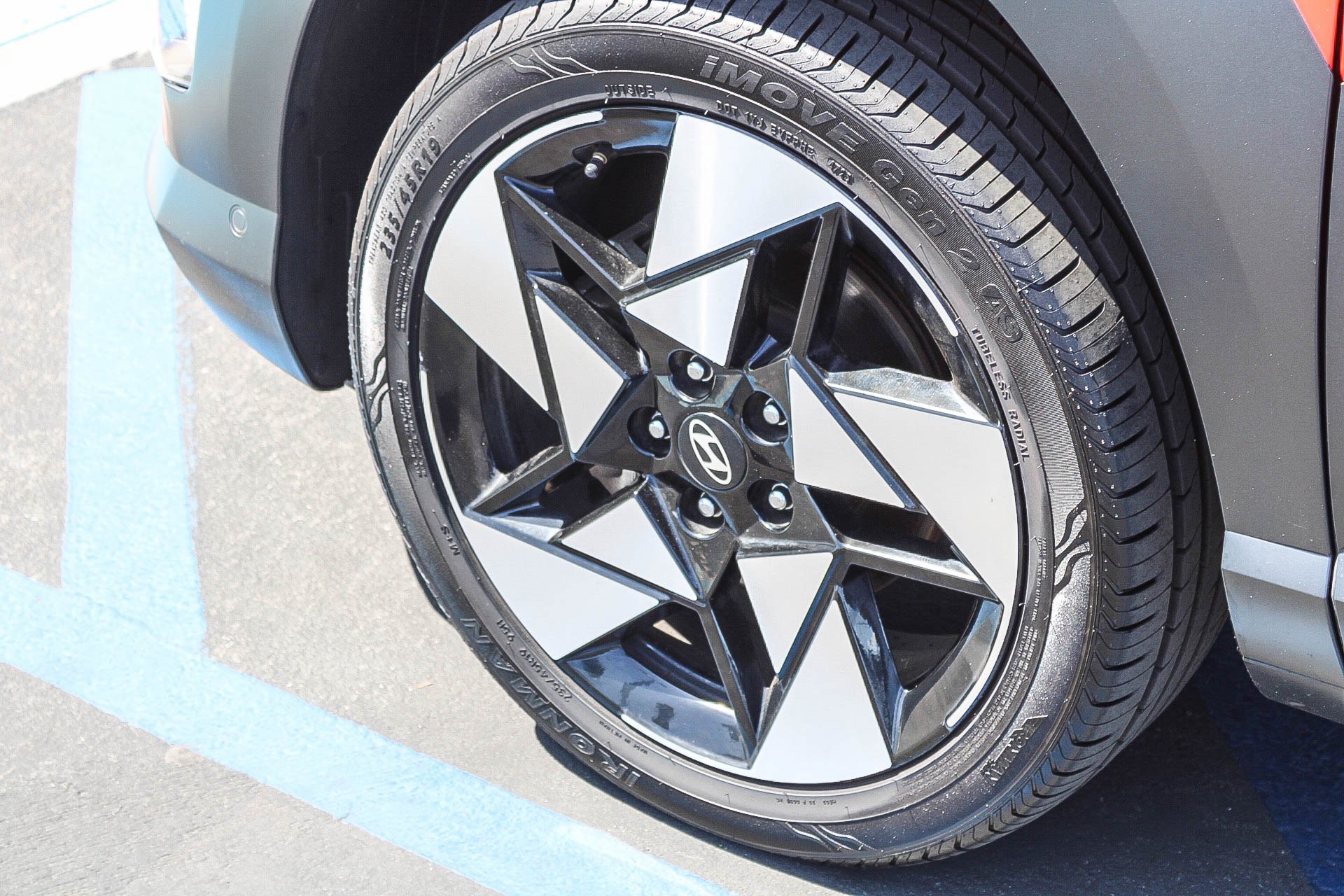 2024 Hyundai Kona Limited - Photo 12
