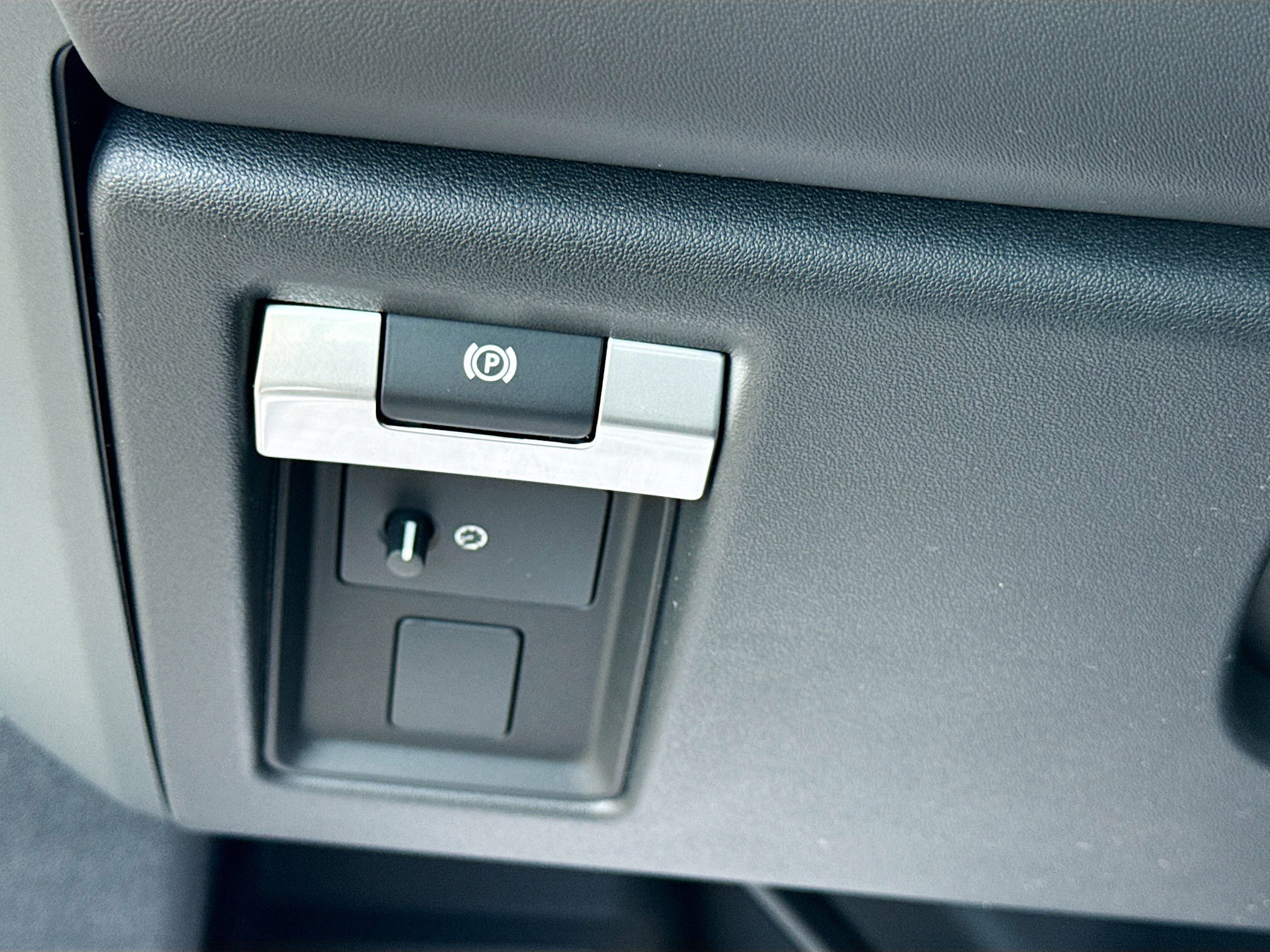New 2026 Fuji White Land Rover X-Dynamic SE image 37