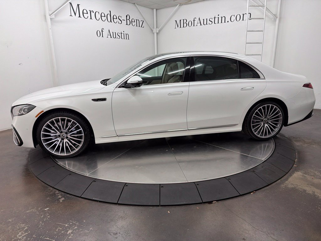 New 2027 MANUFAKTUR Moonlight White Metallic Mercedes-Benz S 580 image 4