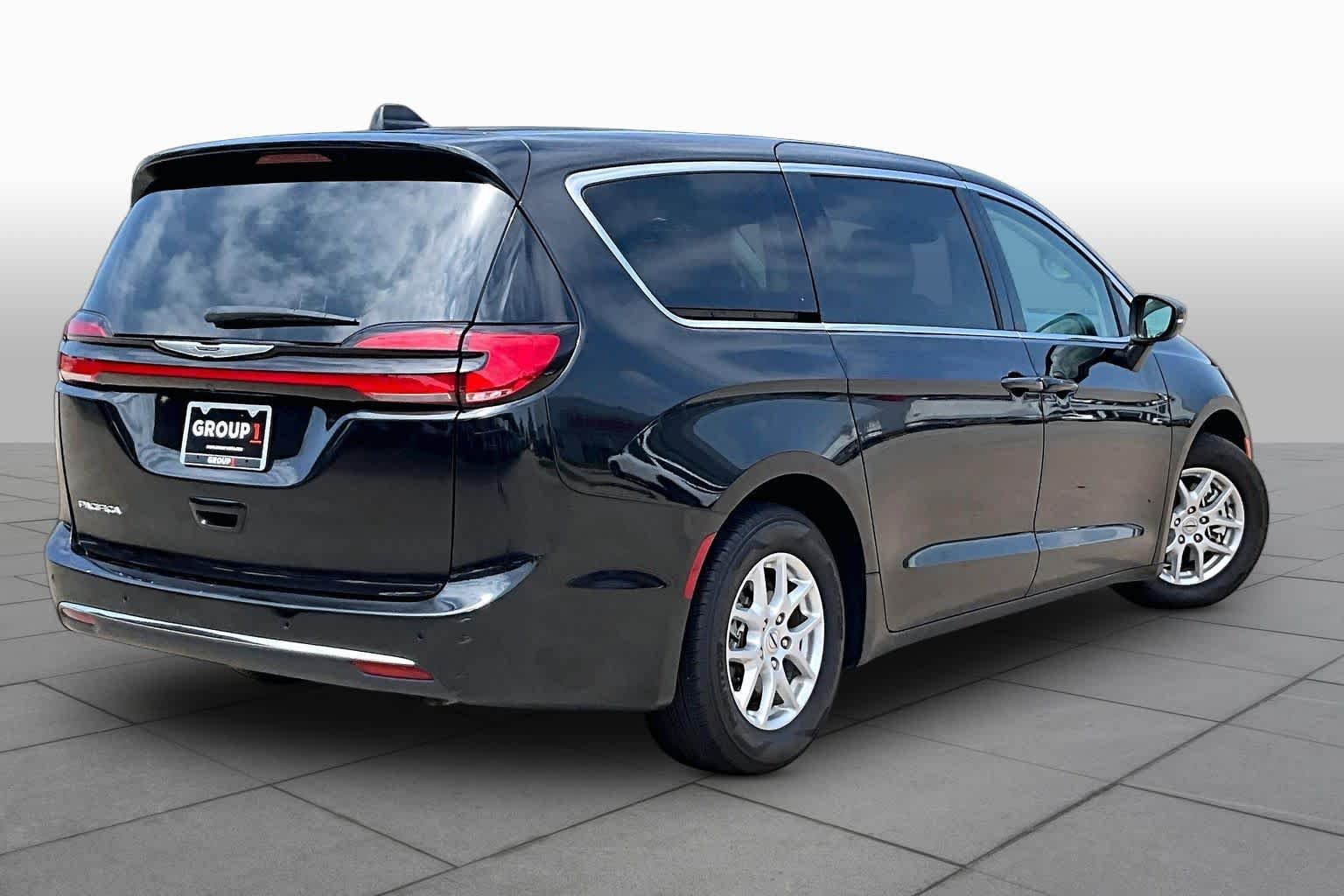 Used 2023 Brilliant Black Crystal Pearlcoat Chrysler Touring L image 12