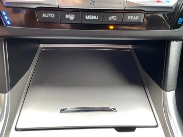 Used 2020 Black Metallic Ford Platinum image 29