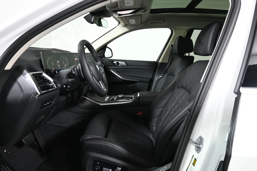 Used 2027 White BMW xDrive40i image 3