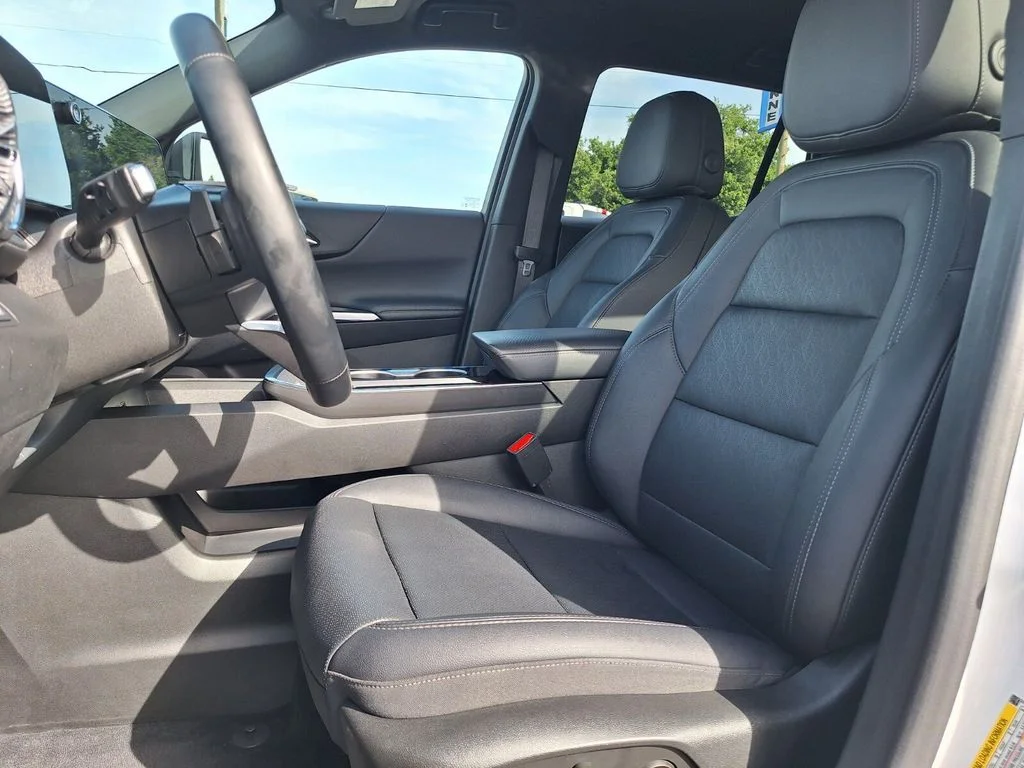 Used 2025 Summit White Chevrolet LT image 22