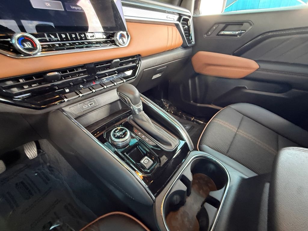 Used 2025 White GMC AT4 image 22