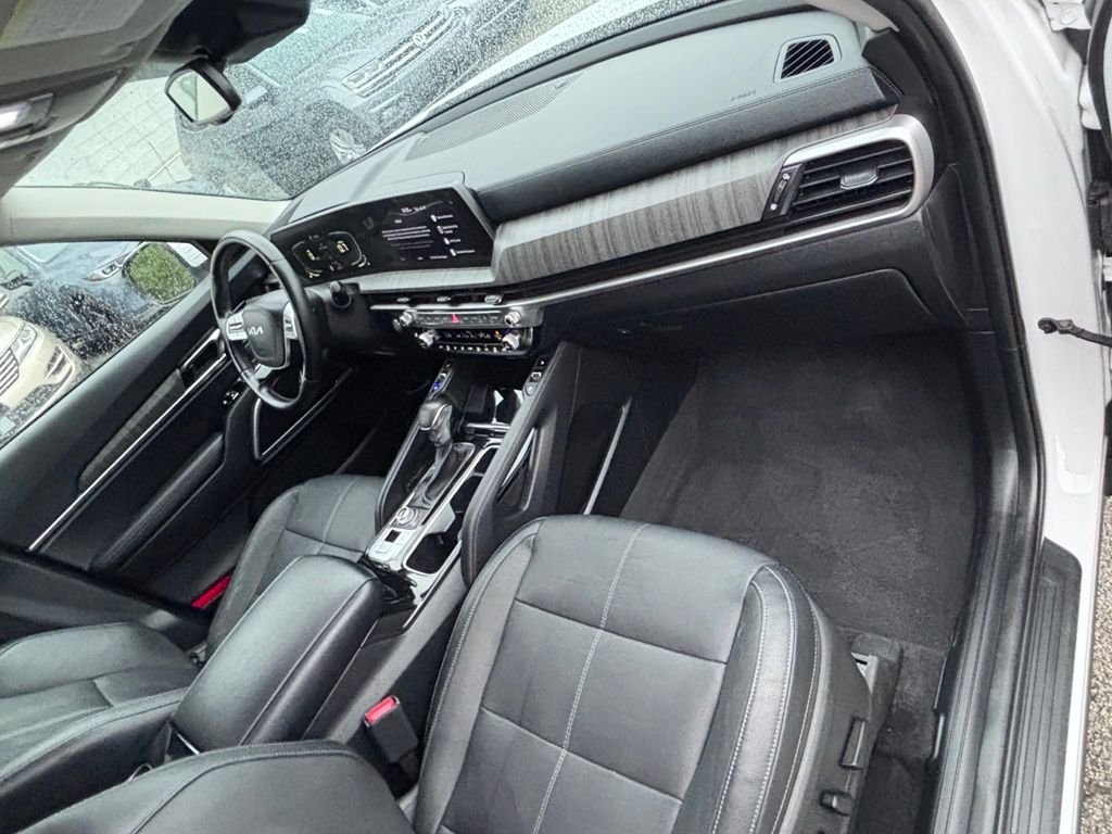 Used 2023 White Kia EX image 34