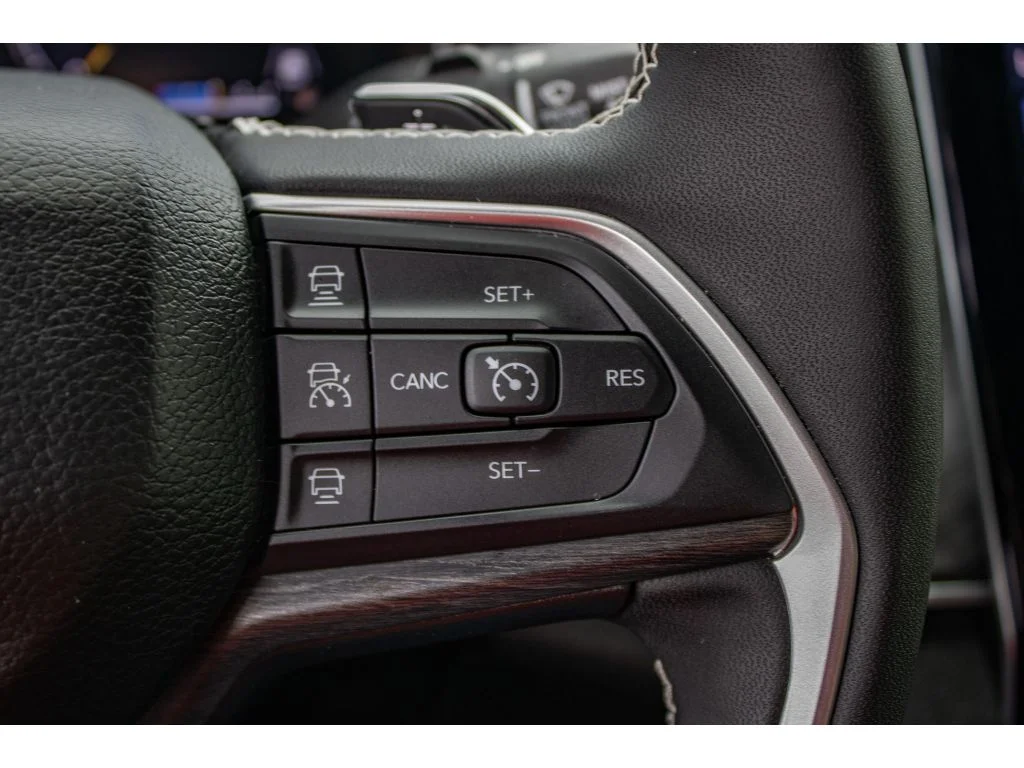 Used 2024 Diamond Black Crystal Pearlcoat Jeep Limited image 43
