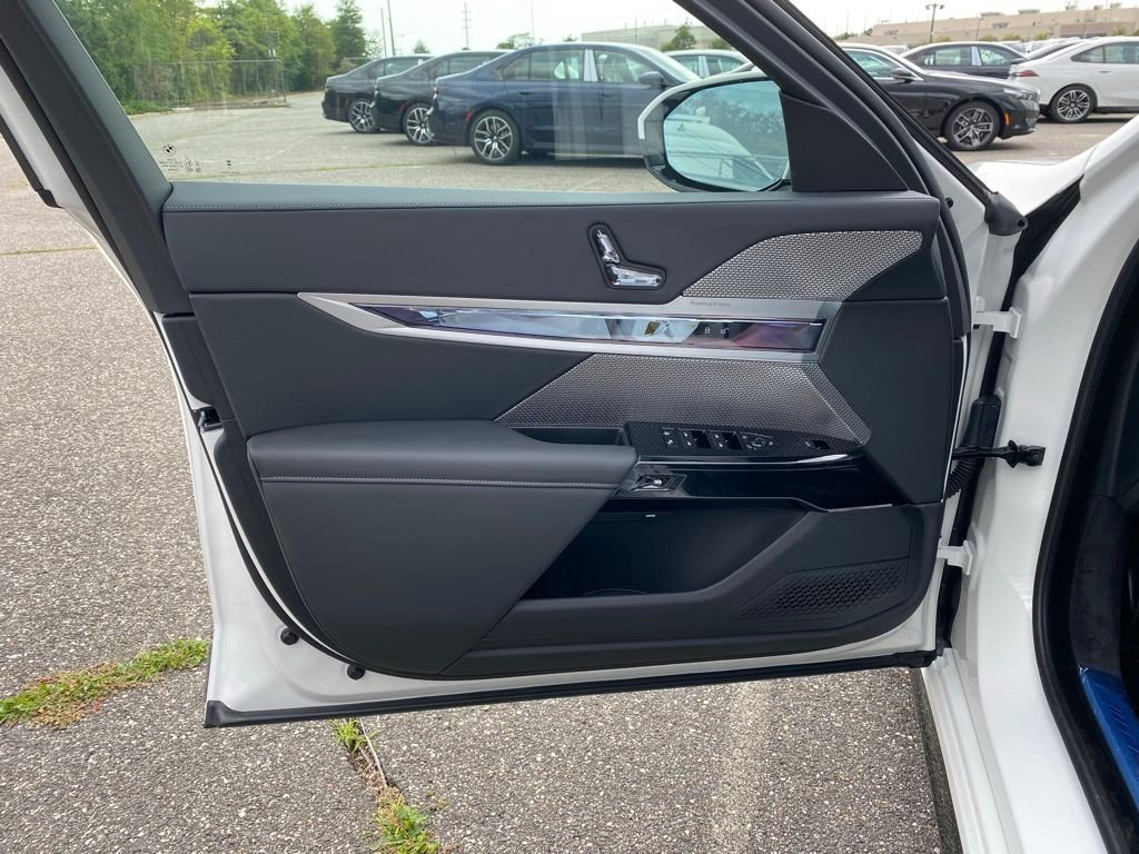 2026 BMW 7 Series 750e - Photo 16