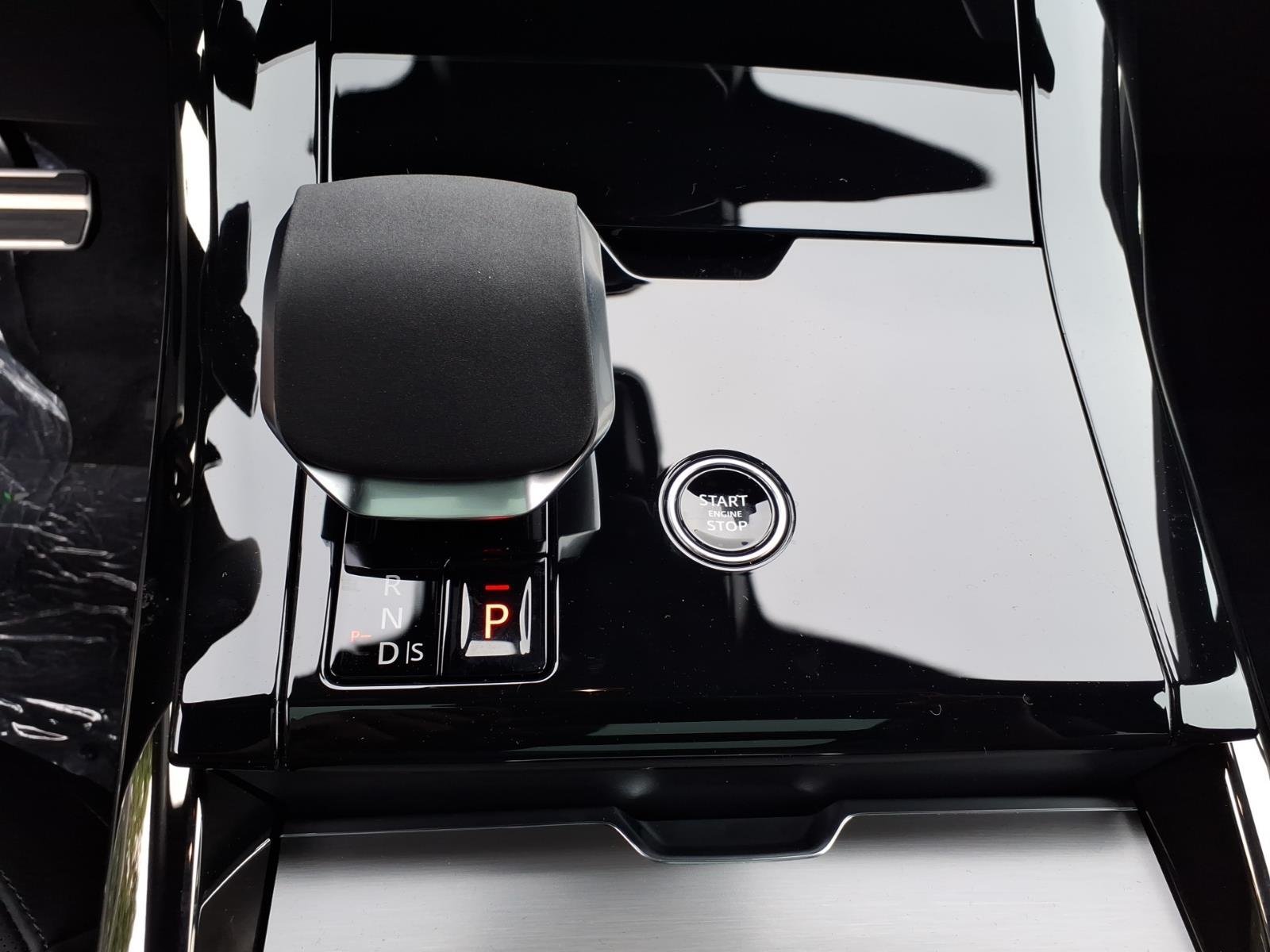 New 2026 Santorini Black LAND ROVER Dynamic SE image 13