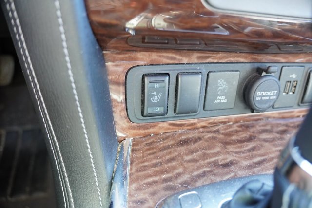 Used 2019 Black Nissan SL image 7