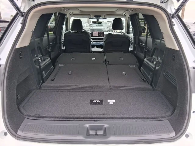 New 2027 RADIANT WHITE INFINITI Pure FWD image 6