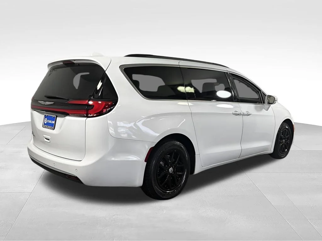 Used 2022 White Chrysler Touring L image 10