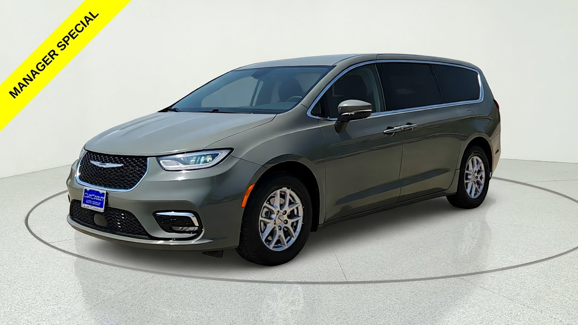 Used 2023 Gray Chrysler Touring L image 3