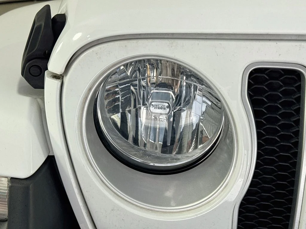 Used 2019 Bright White Clearcoat Jeep Unlimited Sahara image 36