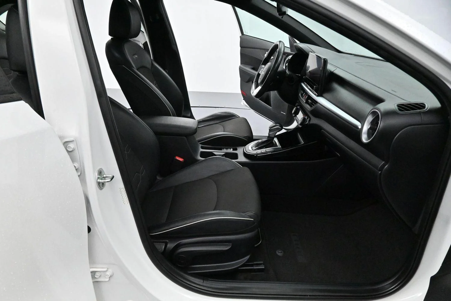 Used 2022 Snow White Pearl Kia GT-Line image 29
